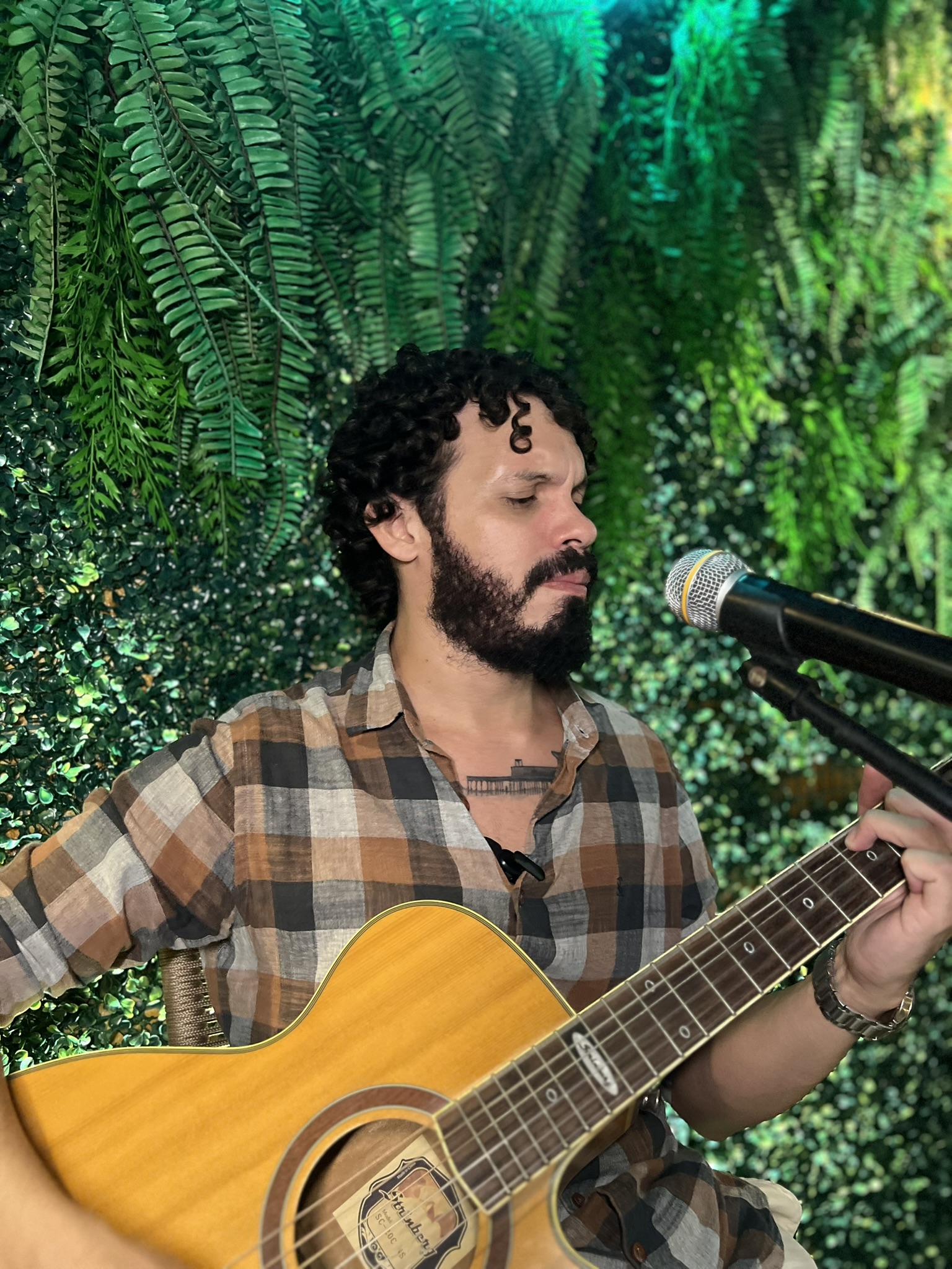 Mael Araújo – Voz, Violão e Brasilidades